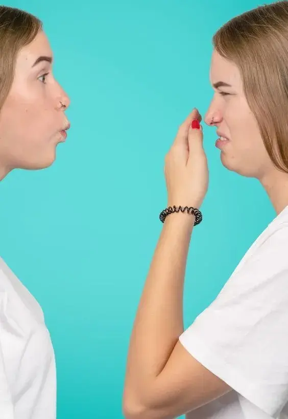 علت بوی بد دهان و روش درمان آن | راهنمای جامع 2026